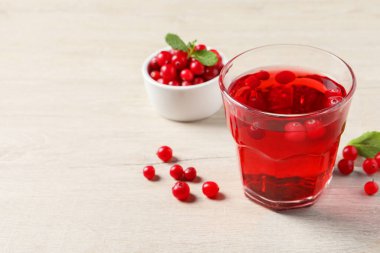 Yaban mersini suyu, nane ve taze böğürtlen. Metin için boşluk