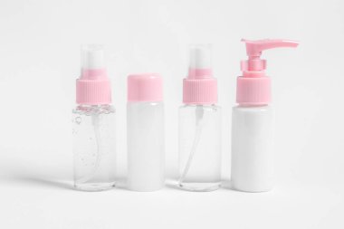 Beyaz arka planda kişisel bakım ürünleri olan kozmetik seyahat kiti