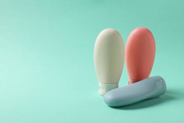 Turkuaz arka planda kozmetik seyahat seti. Metin için boşluk