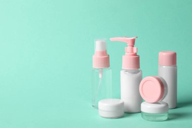 Turkuaz arka planda kozmetik seyahat seti. Metin için boşluk