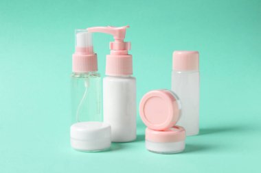 Turkuaz arka planda kozmetik seyahat seti. Banyo aksesuarları
