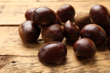 Tahta masadaki yenilebilir kestaneler, yakın plan.