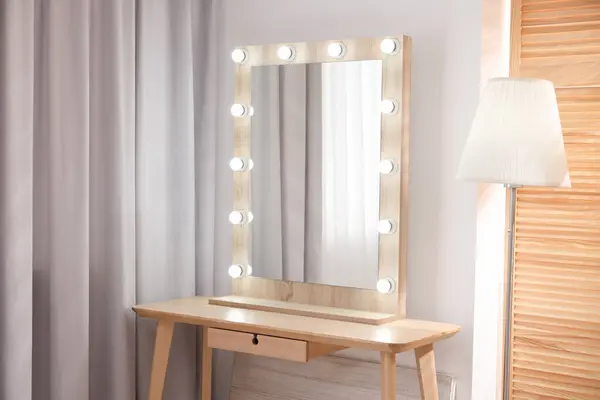 Prachtige Spiegel Met Gloeilampen Lamp Make Ruimte — Stockfoto