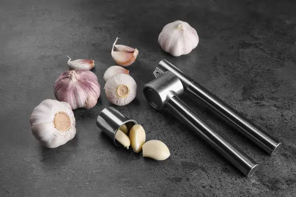 Garlic Press Bulbs Cloves Grey Table Kitchen Utensil — Stock Photo, Image