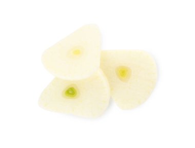 Taze sarımsak parçaları beyaza izole edilmiş.