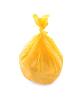 Sarı plastik çöp torbası beyaza izole edilmiş.