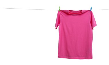 Beyaz arka planda çamaşır ipinde kuruyan pembe tişört