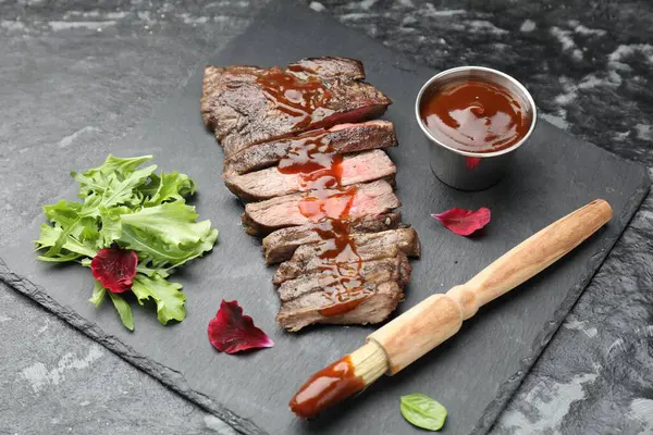 Trozos Deliciosa Carne Res Asada Con Salsa Verduras Mesa Negra — Foto de Stock