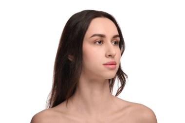 Beyaz arka planda güzel bir genç kadının portresi.