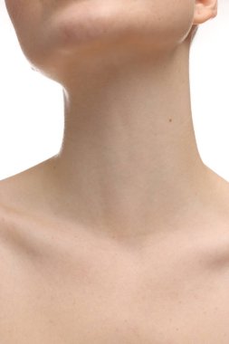 Güzellik konsepti. Beyaz arka plandaki kadın, yakın plan.