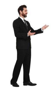 Yakışıklı adam beyaz arka planda birini selamlıyor.