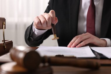 Ofisteki masada noter damgası belgesi, yakın plan