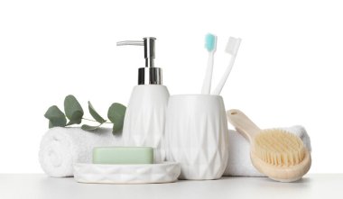 Banyo aksesuarları. Masada beyaz arka plana karşı farklı kişisel bakım ürünleri ve okaliptüs dalı