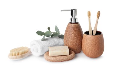 Banyo aksesuarları. Farklı kişisel bakım ürünleri ve okaliptüs dalı beyaza izole edilmiştir.