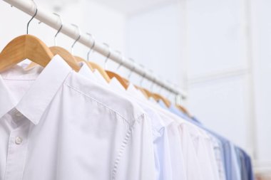 Kuru temizleme servisi. İçerde askıda asılı bir sürü farklı kıyafet var.