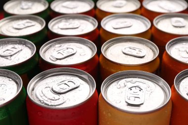 Islak kutularda enerji içecekleri, yakın plan. Fonksiyonel içecek