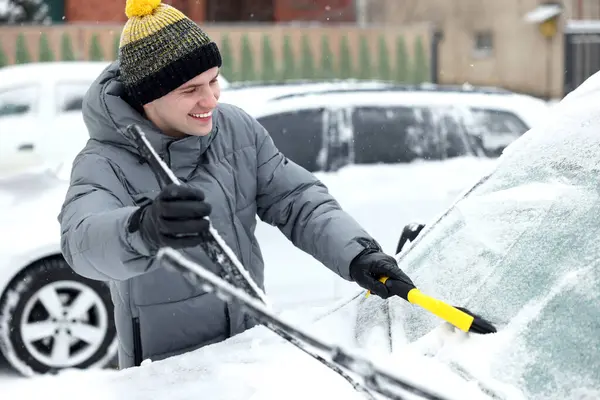 Mann Räumt Schnee Von Autoscheibe Freien — Stockfoto