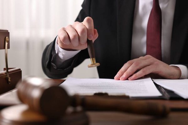Нотариальный штамповочный документ за столом в офисе, крупный план