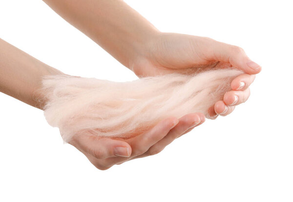 Женщина с бежевой шерстью на белом фоне, крупным планом