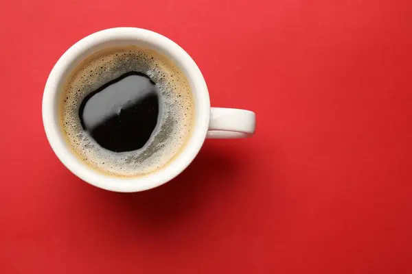 Verse Koffie Kopje Rode Achtergrond Bovenaanzicht Ruimte Voor Tekst — Stockfoto