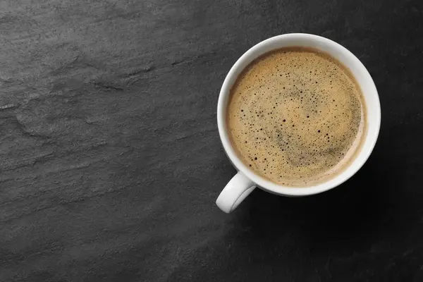 Kopje Aromatische Koffie Zwarte Tafel Bovenaanzicht Ruimte Voor Tekst — Stockfoto