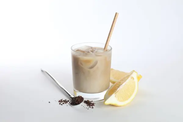 Ijskoffie Met Melk Glas Gesneden Citroen Instant Koffie Witte Achtergrond — Stockfoto