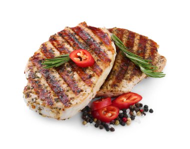 Lezzetli kızarmış domuz bifteği, biberiye, biber biberi ve beyaz üzerine izole edilmiş biberler.