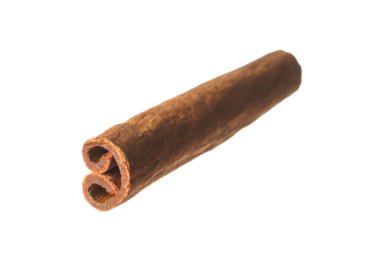 Beyaz üzerine izole edilmiş bir aromatik tarçın çubuğu.