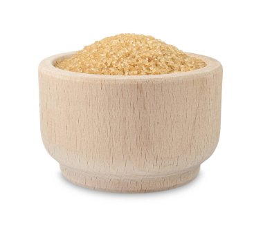 kase üzerinde beyaz izole kahverengi şeker