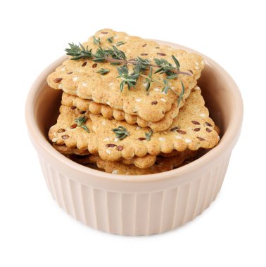 Mısır gevreği krakerleri, keten, susam tohumu ve kekik kabı içinde beyaz üzerine izole edilmiş.