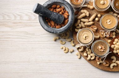 Tahta masada fındık ezmesi yapmak, üst manzara. Metin için boşluk