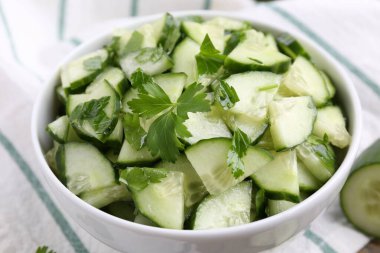 Tablo, closeup kase lezzetli salatalık salatası