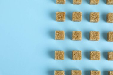 Açık mavi zemin üzerinde kahverengi şeker küpleri, düz yatıyordu. Metin için boşluk