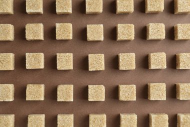 Esmer şeker küpleri renk arkaplanı, üst görünüm