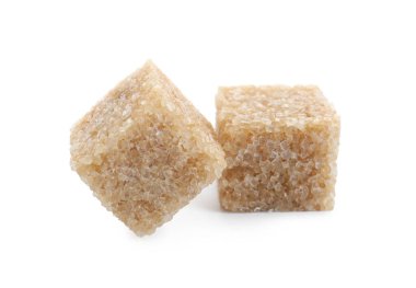 Beyaz üzerine izole edilmiş iki kahverengi küp şeker.