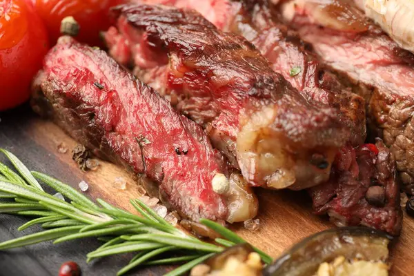 Lezzetli ızgara biftek, masada baharatlar, yakın plan.