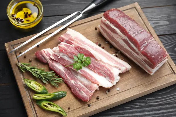 Çiğ domuz göbeği, kırmızı biber, biber, biberiye ve maydanoz parçaları.