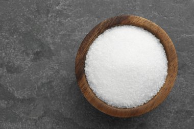 Gri desenli masada, kasede granüle şeker, üst manzara. Metin için boşluk