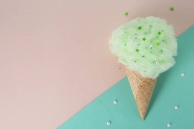 Bej arka planda waffle külahında pamuk şeker, üst manzara. Metin için boşluk