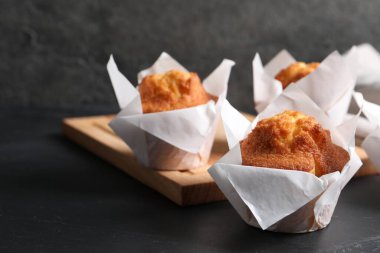 Gri masada leziz çörekler, yakın plan. Taze hamur işi