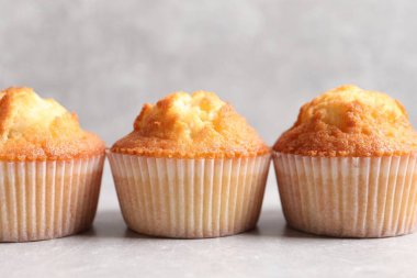 Açık gri masada leziz çörekler, yakın plan. Taze hamur işi