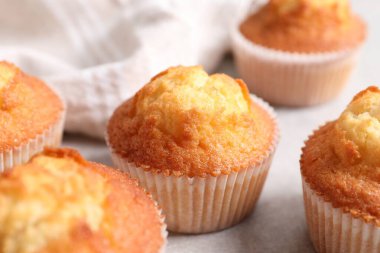 Açık gri masada leziz çörekler, yakın plan. Taze hamur işi