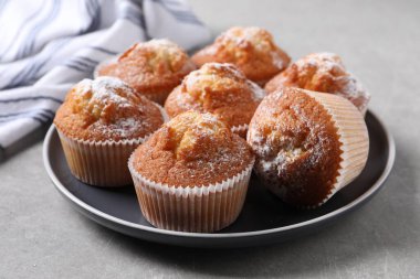 Açık gri desenli masada leziz tatlı kekler, yakın plan.