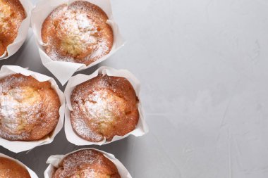 Gri masada nefis çörekler, düz yatış. Metin için boşluk