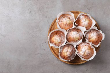 Gri masada nefis kekler, üst manzara. Metin için boşluk