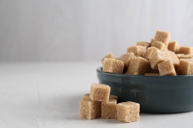 Esmer şeker küpleri ışık masasında, yakın plan. Metin için boşluk