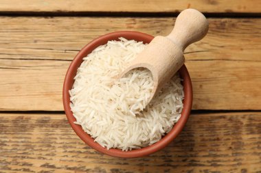 Çiğ basmati pilavı ve kase içinde ahşap masa, üst manzara