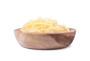 Beyazların üzerine izole edilmiş, lezzetli rendelenmiş peynir.