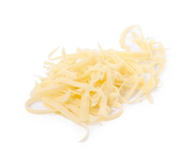 Beyaza izole edilmiş lezzetli rendelenmiş peynir yığını.