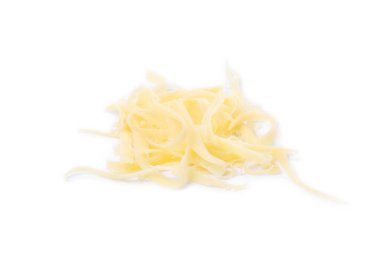 Beyaza izole edilmiş lezzetli rendelenmiş peynir yığını.